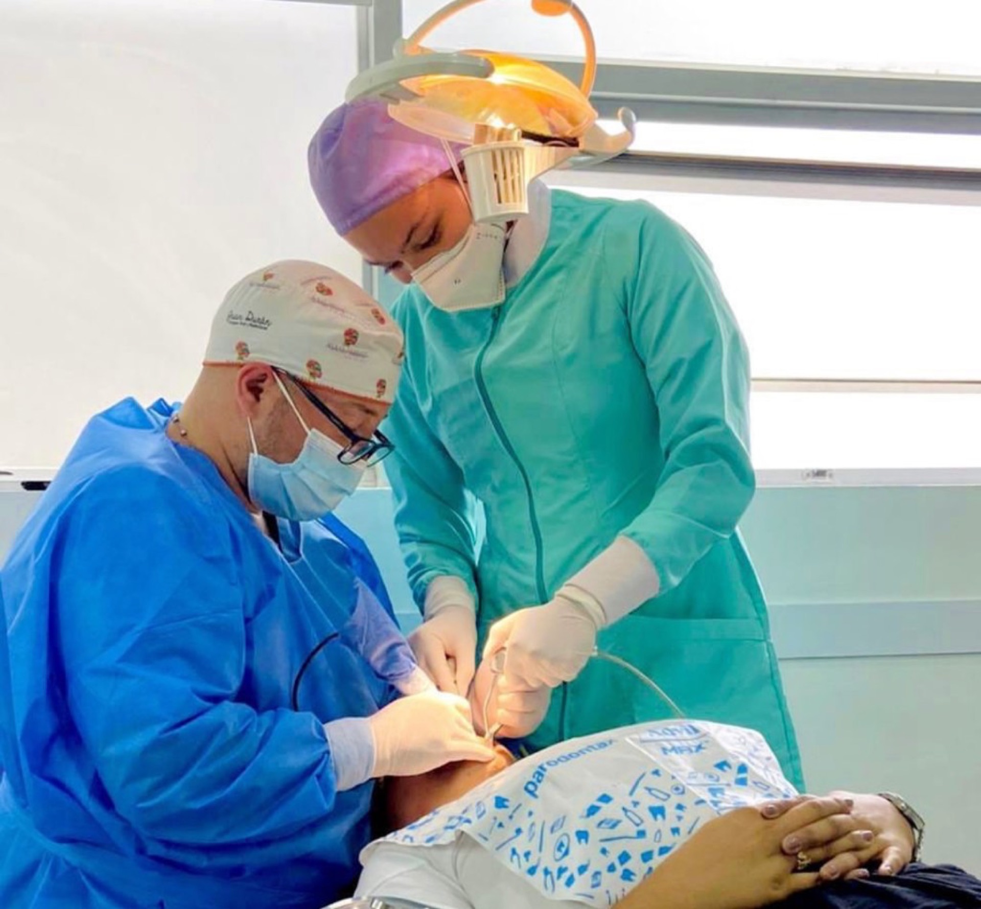 Equipo clínico de Durán Clinics en procedimiento odontológico